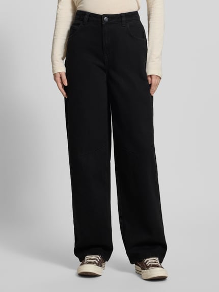 Modelka nosi Tapered Fit Jeans mit 5-Pocket-Design Modell 'HAZAL' von Noisy May, czarna bawełna, luźny krój, Szerokość w rozmiarze 27/30: 37 cm, długość nogawki 76 cm, widok całej sylwetki z przodu.