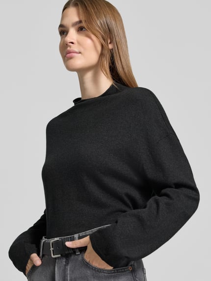 Frauenmodel trägt Turtleneck mit Mock Neck von MARC O'POLO, unifarben, Struktur, Relaxed Fit, Feinstrick, Nahaufnahme Oberkörper.