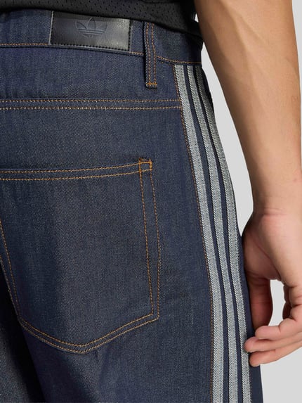 adidas Originals Jeansy o kroju straight fit z paski w kontrastowym kolorze Jeansowy niebieski 5