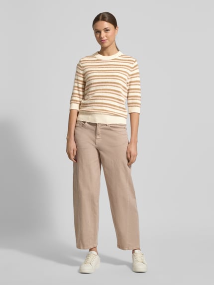 Frauenmodel trägt Strickpullover mit gerippten Abschlüssen von Opus aus Baumwoll-Mix, Slim-Fit, Rundhalsausschnitt, 1/2-Ärmel, Creme-Beige, Ganzkörperansicht von vorne.