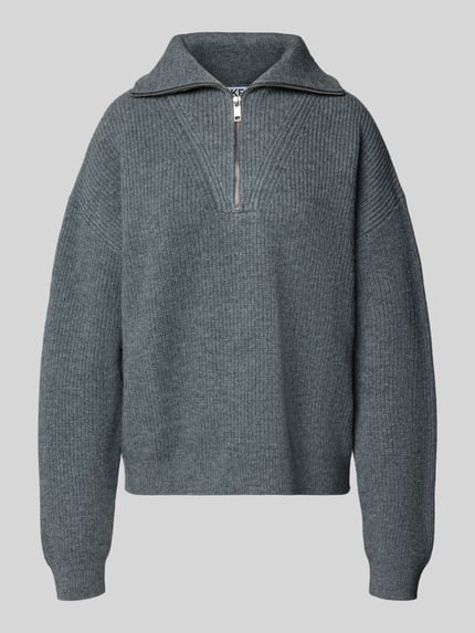 Produktfoto, Pullover aus Wolle mit Troyerkragen von JAKE*S WOMAN CASUAL in Grau, unifarben, Strickoptik, Regular Fit, überschnittene Schultern, hochgeschlossener Ausschnitt, Reißverschluss, gerippte Abschlüsse, cropped Länge, Label-Detail.