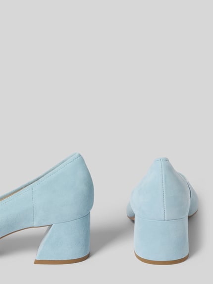 Produktfoto, Pumps aus Leder mit Blockabsatz von Högl, hellblau, samtige Textur, spitze Schlupfform, 5 cm hoher Blockabsatz.