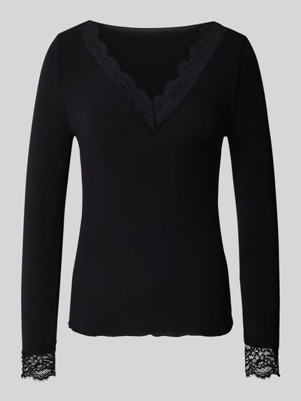 Produktfoto, schwarzes Slim Fit Langarmshirt aus Modal-Mix mit Woll-Anteil Modell 'SKYE' von VERO MODA, Damen Langarmshirt, Spitzenbesatz an Ausschnitt und Ärmeln, glatte Textur