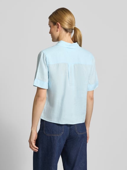 Frauenmodel trägt Loose Fit Leinenbluse mit Brusttasche von Tommy Hilfiger, Optik: Unifarben, Hemdblusenkragen, Material: Leinen, Ganzkörperansicht Rückansicht.
