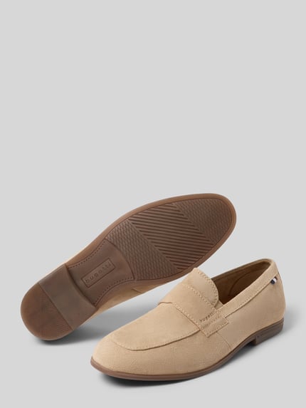 Produktfoto, Loafers aus Leder mit Label-Prägung Modell 'Tryst' von bugatti in Beige, strukturierte Sohle, abgerundete Form, neutrale Farbgebung
