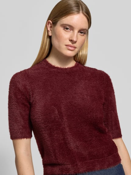 Frauenmodel trägt Pullover mit halblangen Ärmeln von JAKE*S WOMAN COLLECTION in unifarbener, strukturierter Strickoptik, Nahaufnahme Oberkörper.
