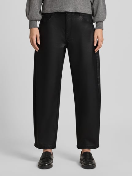 Frauenmodel trägt Loose Fit Barrel Jeans aus Modal-Mix Modell 'DANNI 2.3' von MAC, schwarze Farbe, leichte Textur, Ganzkörperansicht von vorne, Damen Barrel Jeans von MAC.