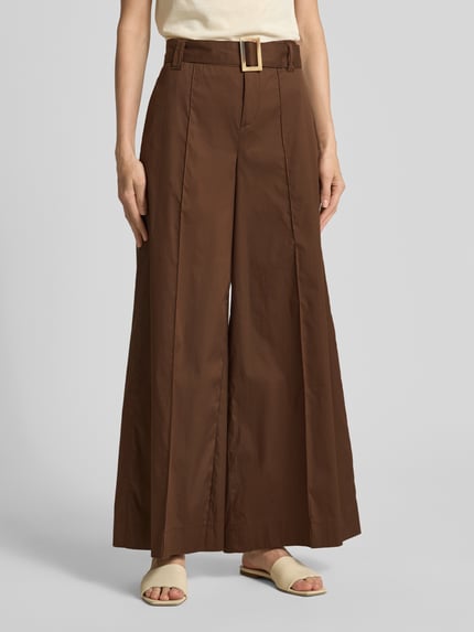Frauenmodel trägt Wide Leg Hose mit Gürtel Modell 'Carletta' von MAC aus braunem Baumwoll-Mix mit Stretch-Anteil, Längsnähte, Nahaufnahme Oberkörper