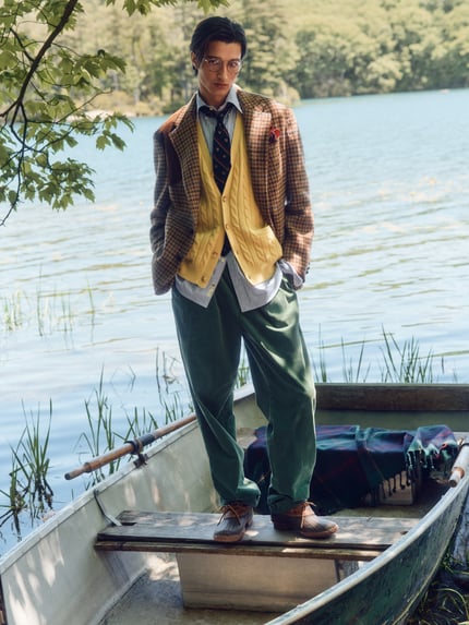 Męski model nosi proste spodnie z mieszanki bawełny Gerade Hose aus Baumwoll-Mix von Polo Ralph Lauren, zielone odcienie, tekstura miękka, Ganzkörperansicht von vorne.