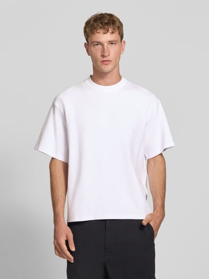 Männermodel trägt Relaxed Fit T-Shirt aus elastischem Baumwoll-Mix Modell 'SCUBA' von JACK & JONES, Rundhalsausschnitt, Ganzkörperansicht von vorne.