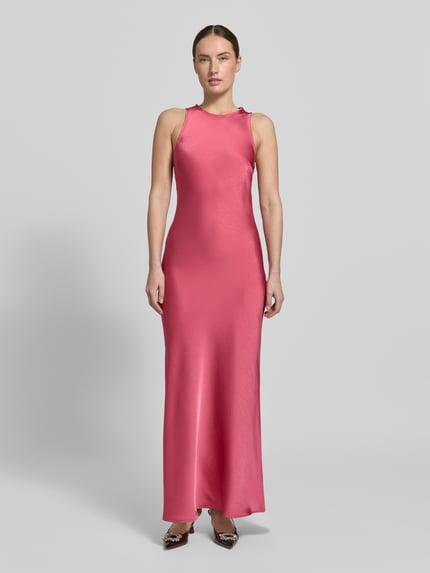 Frauenmodel trägt Abendkleid mit rückseitigem Schlüsselloch-Ausschnitt von Neo Noir in Satin, körpernaher-Schnitt, Maxikleid, Rundhalsausschnitt, Modell 'Celinie', vorne Ganzkörperansicht.