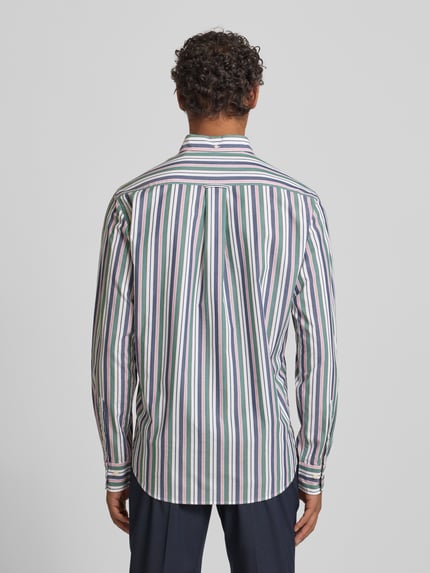 Männermodel trägt Freizeithemd mit Knopfleiste von Gant aus reiner Baumwolle, Regular-Fit, Button-Down-Kragen, gestreift, Ganzkörperansicht Rückansicht. Rückenlänge 77 cm, Schulterbreite 44 cm, Ärmellänge 67 cm, Brusttasche, Label-Stitching.
