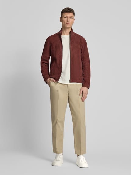 Männermodel trägt Regular Fit Lederjacke aus echtem Ziegenvelours Modell 'JIMMY-S' von Strellson, Optik: Unifarben, Ganzkörperansicht von vorne.