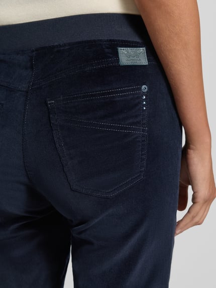 Frauenmodel trägt Slim Fit Jeans aus Baumwoll-Viskose-Mix Modell 'Pamina' von Raphaela By Brax in Dunkelblau, Nahaufnahme Oberkörper, Damen Slim Fit Jeans von Raphaela By Brax.