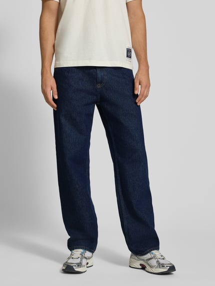 Mężczyzna nosi jeansy Straight Fit im 5-Pocket-Design Model 'TYRELL' od Edwin z czystej bawełny, kolor granatowy, zapięcie na guzik i zamek błyskawiczny, Szerokość w rozmiarze 32/32: 44 cm, długość wewnętrzna nogawki: 80 cm, widok całej sylwetki z przodu.
