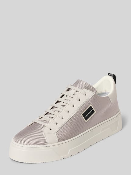 Produktfoto, Sneaker aus Leder-Mix mit Logo-Detail van Antony Morato, heren sneakers, afgeronde pasvorm, vetersluiting, hakhoogte maat 44: 4 cm, schachthoogte maat 44: 8 cm, schachtbreedte maat 44: 8 cm, grijs-witte tinten, metalen structuur, gladde en geperforeerde texturen