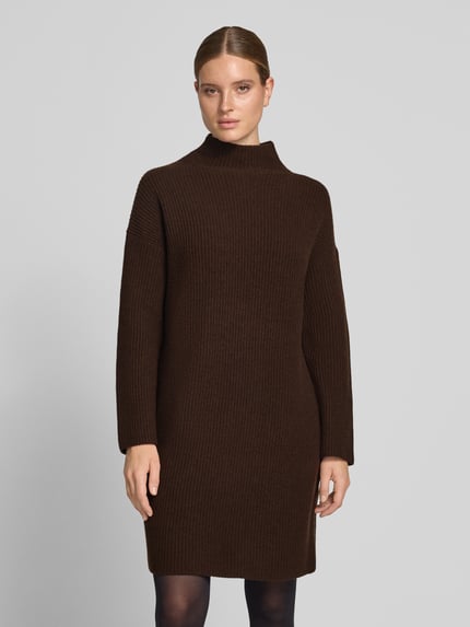Vrouwenmodel draagt Loose Fit tricotjurk uit wolmix van Marc O'Polo in donkerbruin, rechte vorm en ribtextuur, Ganzkörperansicht von vorne.