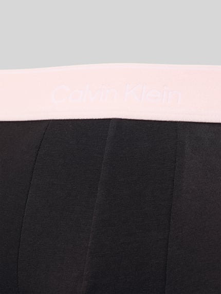Produktfoto, Trunks mit elastischem Bund im 3er-Pack von Calvin Klein Underwear aus Baumwoll-Elasthan-Mix, schwarze Oberfläche, feine Struktur
