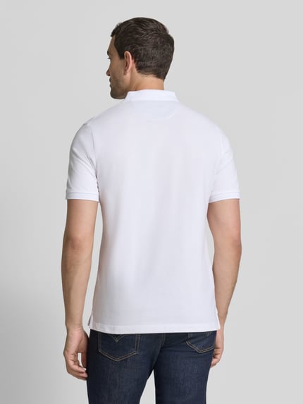 Männermodel trägt weißes Regular Fit Poloshirt aus reiner Baumwolle von s.Oliver RED LABEL, Ganzkörperansicht Rückansicht.