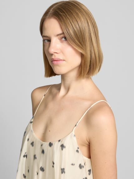 Vrouwenmodel draagt Midikleid im Stufen-Look met spaghettiträgern van Jake*s, Lyocellmix, A-lijn, all-over look, laagjeslook, nahaufnahme bovenlichaam.