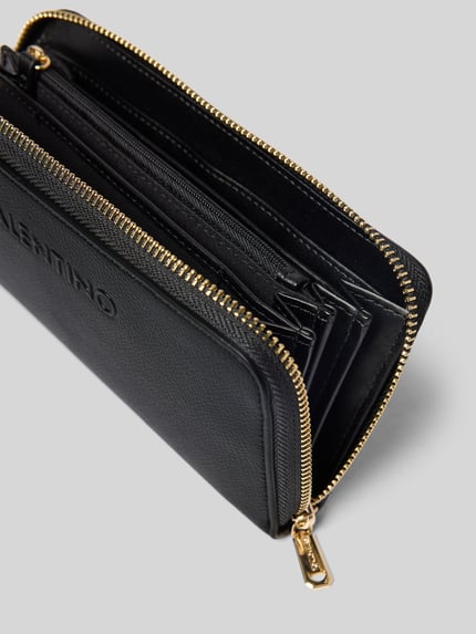 Produktfoto, Portemonnaie mit umlaufendem Reißverschluss von Valentino Bags in Schwarz, rechteckige Form, Logo-Prägung, goldfarbener Reißverschluss, unifarbene Optik, mehrere Kartenfächer, Münzfach und Hauptfach, strukturierte Lederoptik