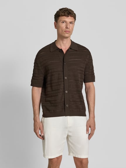 Männermodel trägt Regular Fit Strickjacke aus reiner Baumwolle Modell 'PALLE' von SELECTED HOMME, Optik: Unifarben, Struktur, Knopfleiste, Hemdkragen, Kurzarm, gerippte Abschlüsse, Materialverarbeitung: Strick, Ganzkörperansicht von vorne.