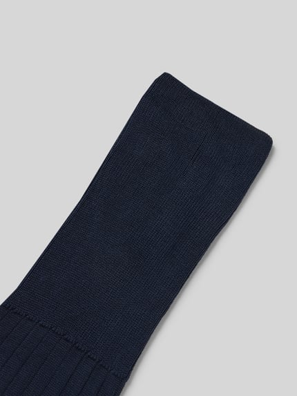 Productfoto, Sokken met label-detail model 'MILANO' van FALKE, heren sokken van bio-katoenmix in ribstructuur, donkerblauw, detailopname.