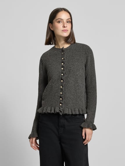 Vrouwenmodel draagt cardigan met ronde hals Model 'jacia' van VILA, materiaalmix met wol, regular fit, knoopsluiting, ruches, grijs, volledige lichaamsvoorzijde.