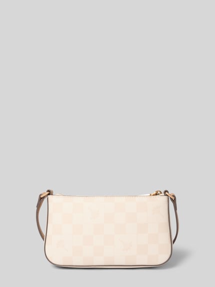 Produktfoto, cremefarbene und beigefarbene Handtasche mit Label-Applikation Modell 'cortina piazza eunike' von JOOP!, Hauptfach mit Reißverschluss, verstellbarer Schulterriemen, Maße: 22 cm Breite, 13 cm Länge, 4 cm Tiefe, Schulterriemen 135 cm. Schachbrettmuster und glatte Textur.