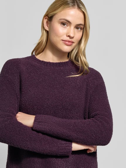 Frauenmodel trägt Relaxed Fit Pullover aus Schurwoll-Kaschmir-Mix Modell 'Febisana' von BOSS in Dunkellila, strukturierte Oberfläche, Nahaufnahme Oberkörper, Damen Pullover von BOSS.
