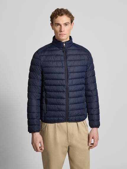 Männermodel trägt Steppjacke mit Reißverschluss von MCNEAL in Dunkelblau, Regular Fit, Stehkragen, Reißverschlusstaschen; Ganzkörperansicht von vorne. Rückenlänge bei Größe M: 73 cm, Schulterbreite: 46 cm, Brustweite: 57 cm, Ärmellänge: 65 cm.
