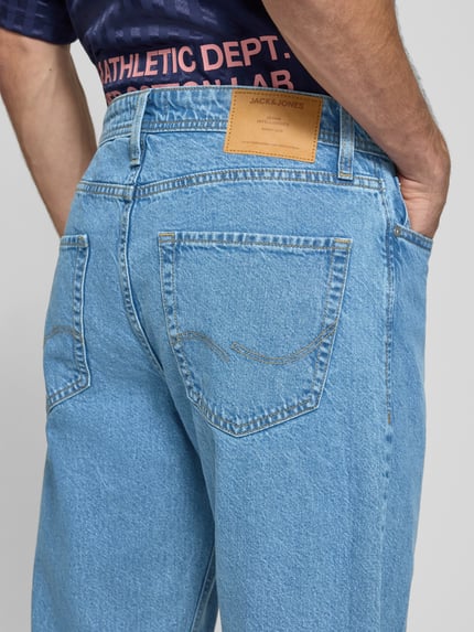 Männermodel trägt Straight Fit Jeans aus reiner Baumwolle Modell 'Ted' von JACK & JONES, 5-Pocket, mittleres Jeansblau, Nahaufnahme Rückansicht. Kontext: Herren Jeans, Knopf- und Reißverschluss, Bundweite 42 cm, Innenbeinlänge 75 cm bei Größe 32/32.