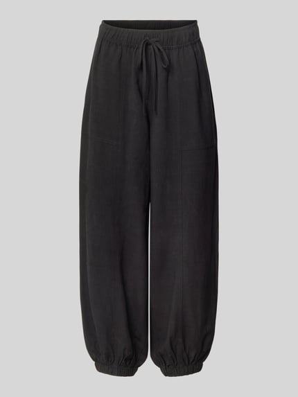 Produktfoto, Relaxed Fit Hose aus Viskose-Mix Modell 'Myha' von OPUS in Schwarz, elastischer Bund mit Tunnelzug, Eingrifftaschen, elastische Beinabschlüsse, verkürzte Passform, texturiertes Material, Damen Hose mit Leinen-Viskose-Anteil.