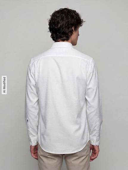 Männermodel trägt weißes Regular Fit Businesshemd aus reiner Baumwolle Modell 'New Kent Patch' von Seidensticker, Ganzkörperansicht Rückansicht, Herren Businesshemd von Seidensticker