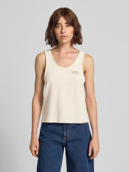 Vrouwenmodel draagt Top aus Frottee mit Label-Stitching Modell 'FUXOW' van American Vintage in ecru, ronde hals, regular fit, pure katoen, vooraanzicht van bovenlichaam