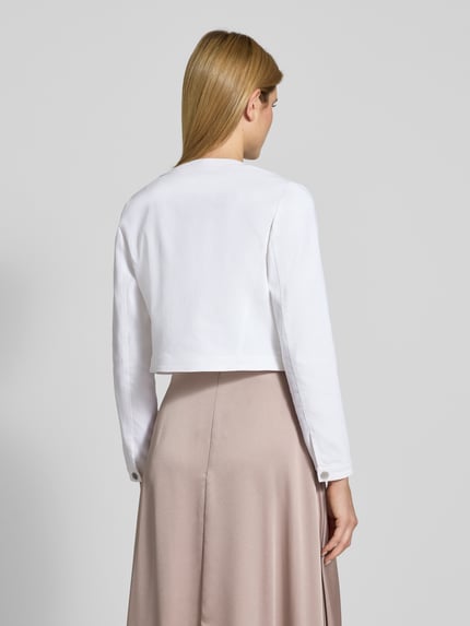Vrouwenmodel draagt Cropped Jacke met Brusttaschen van SWING, witte katoenmix met stretch, ruglengte maat 36: 44 cm, geheel achteraanzicht.