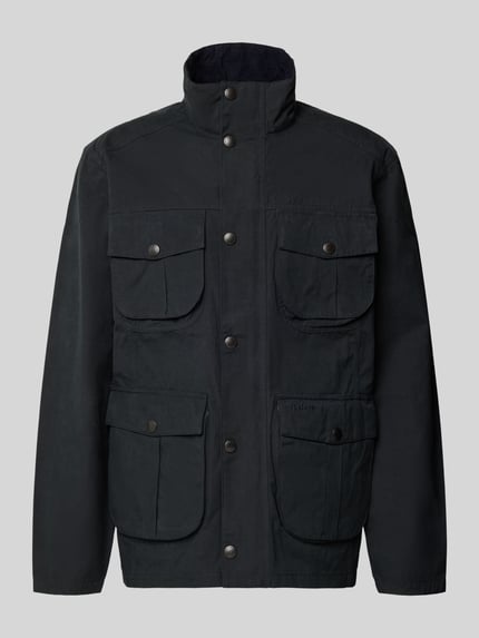 Produktfoto, Regular Fit Jacke aus Baumwoll-Mix Modell 'SANDERLING' von Barbour in einfarbigem Dunkelblau mit vier Pattentaschen, Metallknöpfen und Stehkragen.