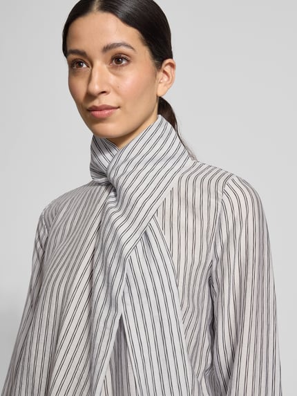 Vrouwenmodel draagt Regular Fit Strikblouse met streepmotief van Jake*s Collection, lyocellmix, opstaande kraag, nahaufnahme bovenlichaam.