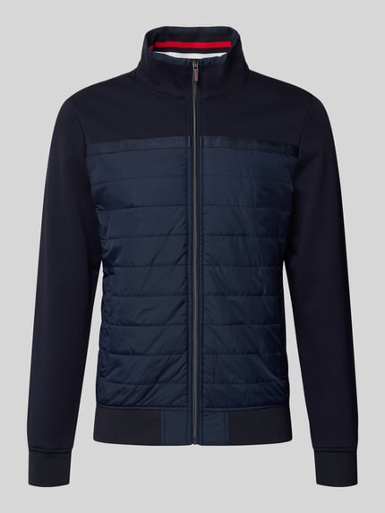 Produktfoto, bluza rozpinana z bawełny marki Christian Berg Men, krój regular fit, stójka, zamek błyskawiczny, wpuszczane kieszenie, prążkowane wykończenia, długość tyłu 69 cm, długość rękawów 67 cm, kolor granatowy, pikowana faktura na przodzie