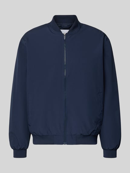 Produktfoto, granatowa Bomberjacke mit Stehkragen Modell 'CHARGE' od Jack & Jones, krój regular fit, zamek błyskawiczny, długość tyłu w rozmiarze M: 67 cm, szerokość ramion w rozmiarze M: 53 cm, szerokość klatki piersiowej w rozmiarze M: 62 cm, długość rękawa w rozmiarze M: 65 cm, gładka faktura, proste linie, jednolity kolor