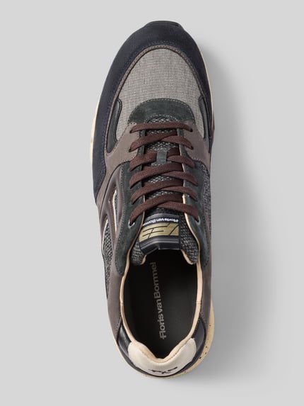 Produktfoto, Sneaker aus Leder-Mix Modell 'De Treener' von Floris van Bommel in Grau und Schwarz, strukturierte Oberfläche, weiße profilierte Sohle
