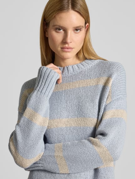 Frauenmodel trägt Regular Fit Strickpullover aus Baumwoll-Mix von Marc O'Polo, Optik: Unifarben, Rundhals, Langarm, Stricktextur, Nahaufnahme Oberkörper.