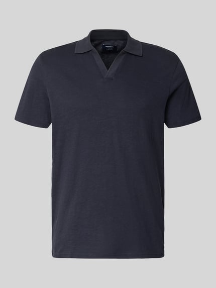 Produktfoto, Slim Fit Poloshirt mit V-Ausschnitt von MCNEAL in Dunkelblau aus reiner Baumwolle, feine Textur, Polokragen, schlichte Optik.