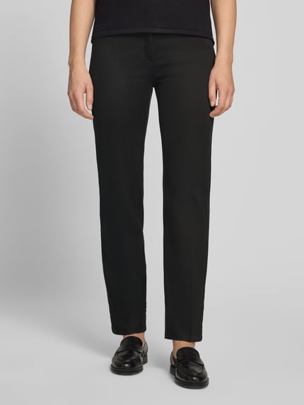 Vrouwenmodel draagt zwarte broek van mix van katoen en lyocell, Super Slim Fit Schmale Hose aus Lyocell-Baumwoll-Mix model 'LORELLA' van Raphaela By Brax, Dames broek, detailopname vooraan.