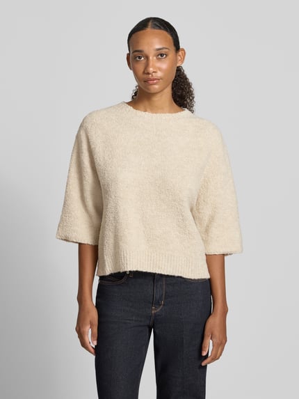 Frauenmodel trägt Relaxed Fit Pullover mit Lanawoll-Anteil von Rich & Royal in Creme, Strick-Optik, Rundhalsausschnitt, Ganzkörperansicht von vorne