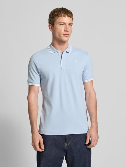 Mannenmodel draagt Slim Fit Poloshirt met Logo-Stitching Model 'Dunda' van G-Star Raw in lichtblauw, elastische katoenmix, polokraag, voorkant volledige lichaamsweergave.
