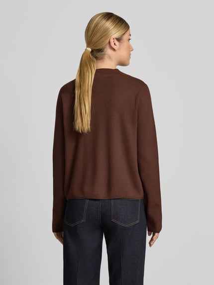 Frauenmodel trägt Strickpullover aus Viskose-Mix Modell 'CHIMNEY' von MANGO in Braun, Regular Fit, glatte Textur, Ganzkörperansicht Rückansicht. Rückenlänge 56 cm, Ärmellänge 59 cm.