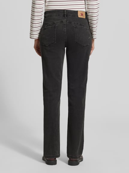 Frauenmodel trägt Regular Fit Straight Fit Jeans mit Zipper-Details von BUENA VISTA, dunkle Denim, 5-Pocket-Design, Ganzkörperansicht Rückansicht.