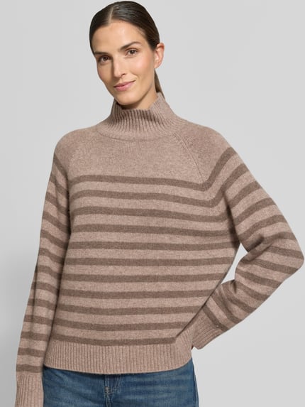 Frauenmodel trägt Regular Fit Turtleneck aus Woll-Mix mit Kaschmir-Anteil von Tommy Hilfiger, braune Melange, gestreift, Strickoptik, Nahaufnahme Oberkörper.