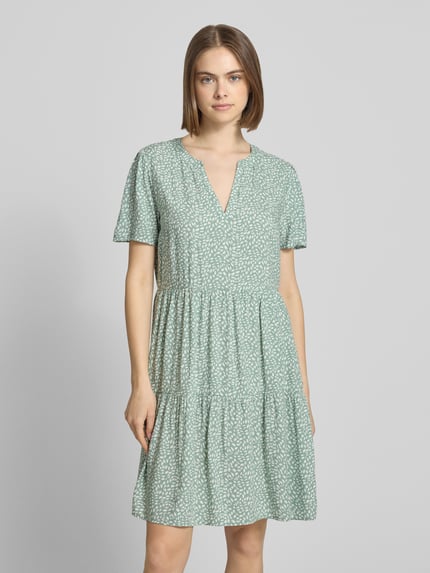 Modelka prezentuje tailliertes Sommerkleid aus reiner Viskose Modell 'ZALLY LIFE' von Only, efekt: wzór na całej powierzchni, krój: taliowany, długość: mini, dekolt w serek, rękaw: krótki rękaw, materiał: wiskoza, Ganzkörperansicht von vorne